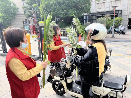 4 4